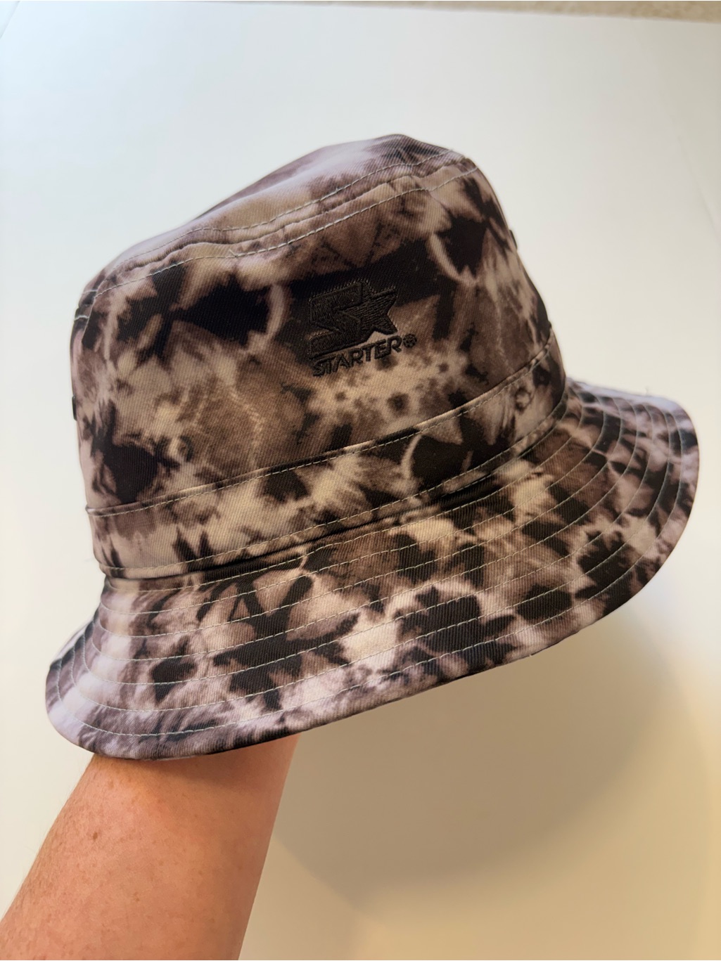 Marcelo Burlon X Starter Tie-Dye Bucket Hat In Black And Gray